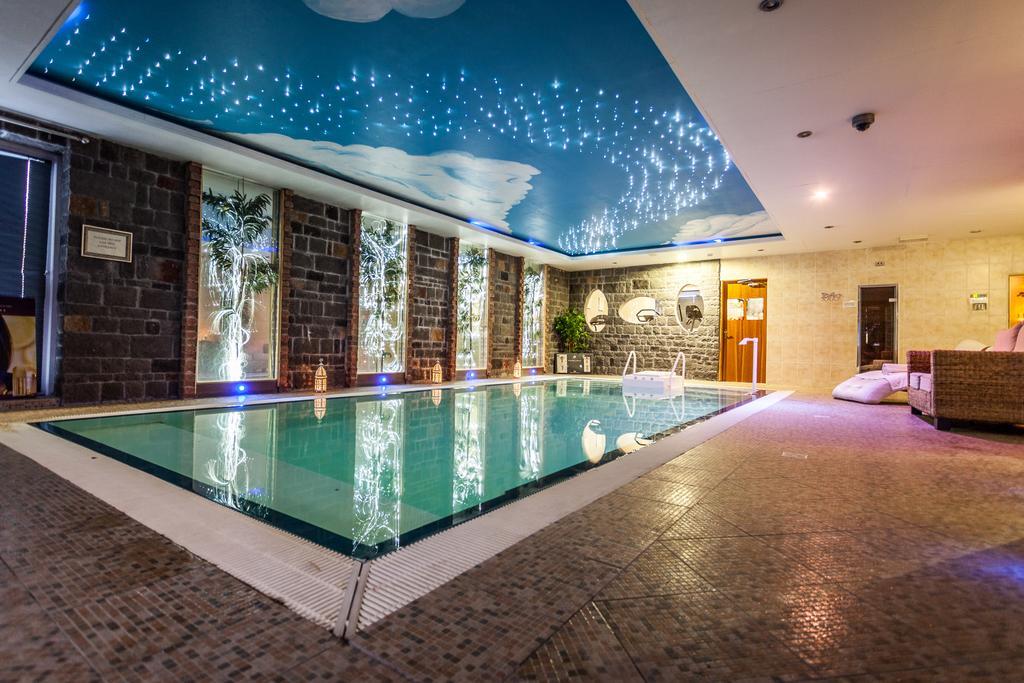 Airport View Hotel And Secret Spa Lusk المظهر الخارجي الصورة