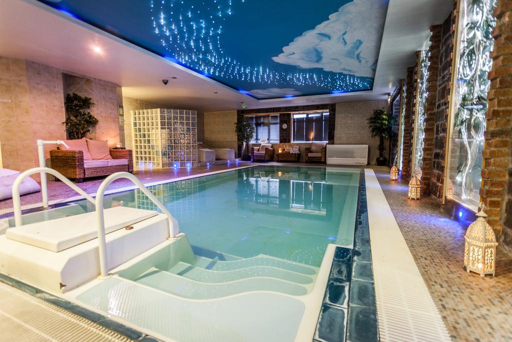 Airport View Hotel And Secret Spa Lusk المظهر الخارجي الصورة