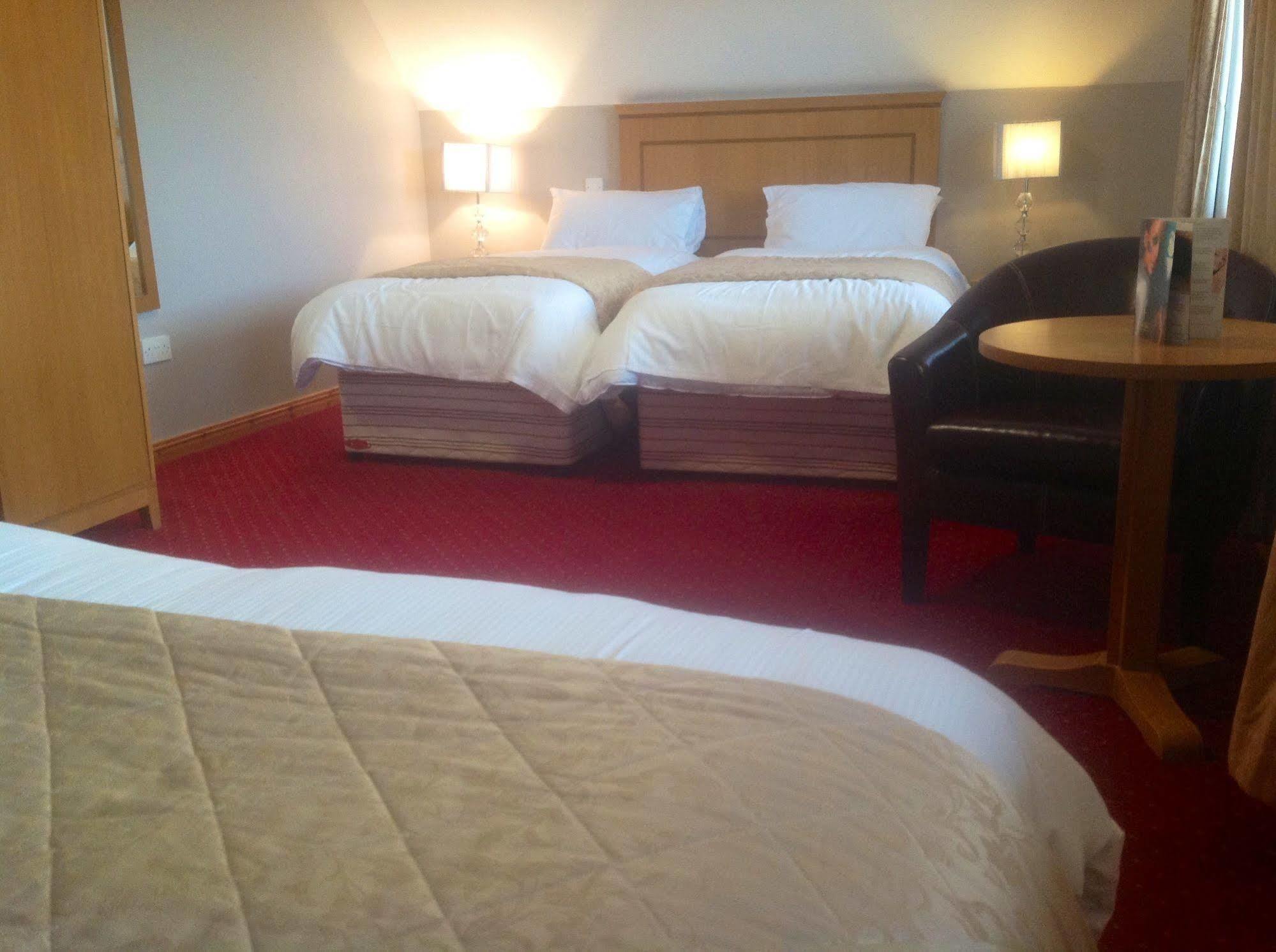 Airport View Hotel And Secret Spa Lusk المظهر الخارجي الصورة
