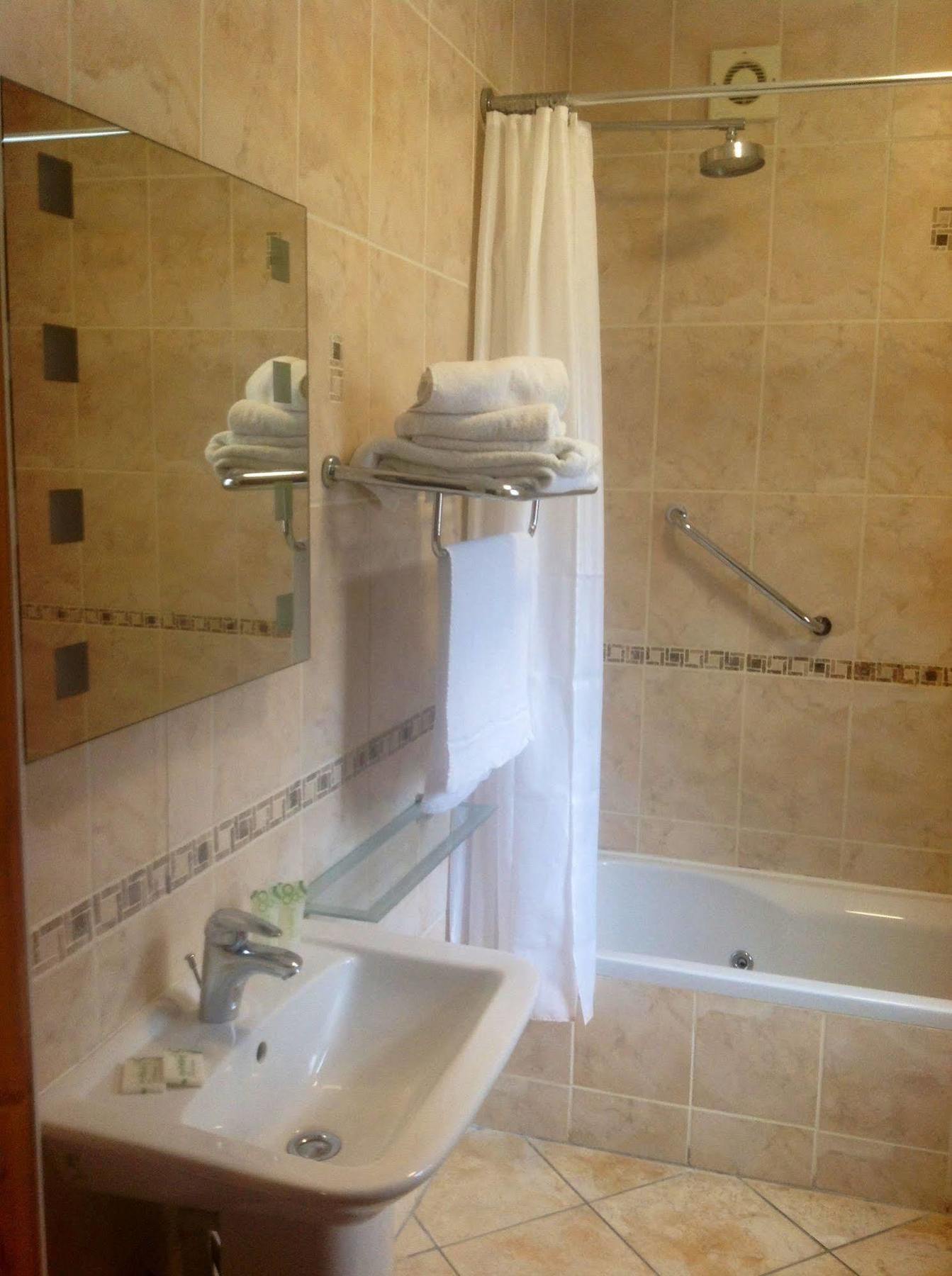 Airport View Hotel And Secret Spa Lusk المظهر الخارجي الصورة