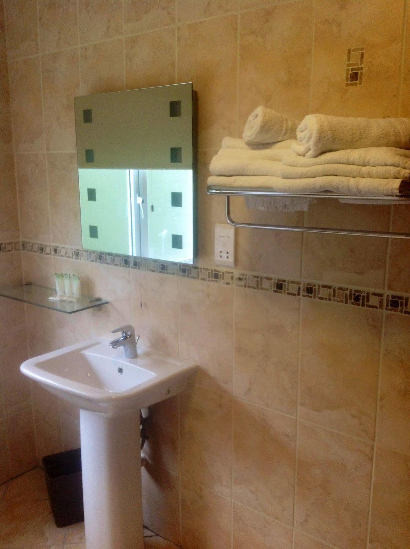 Airport View Hotel And Secret Spa Lusk المظهر الخارجي الصورة
