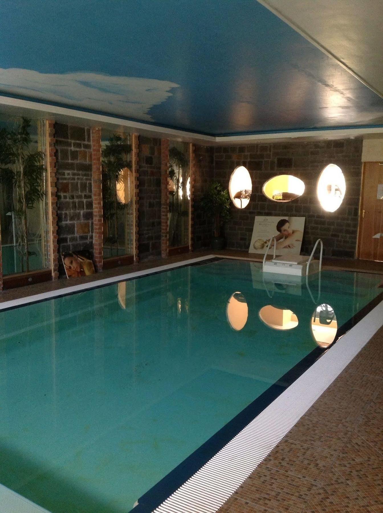 Airport View Hotel And Secret Spa Lusk المظهر الخارجي الصورة