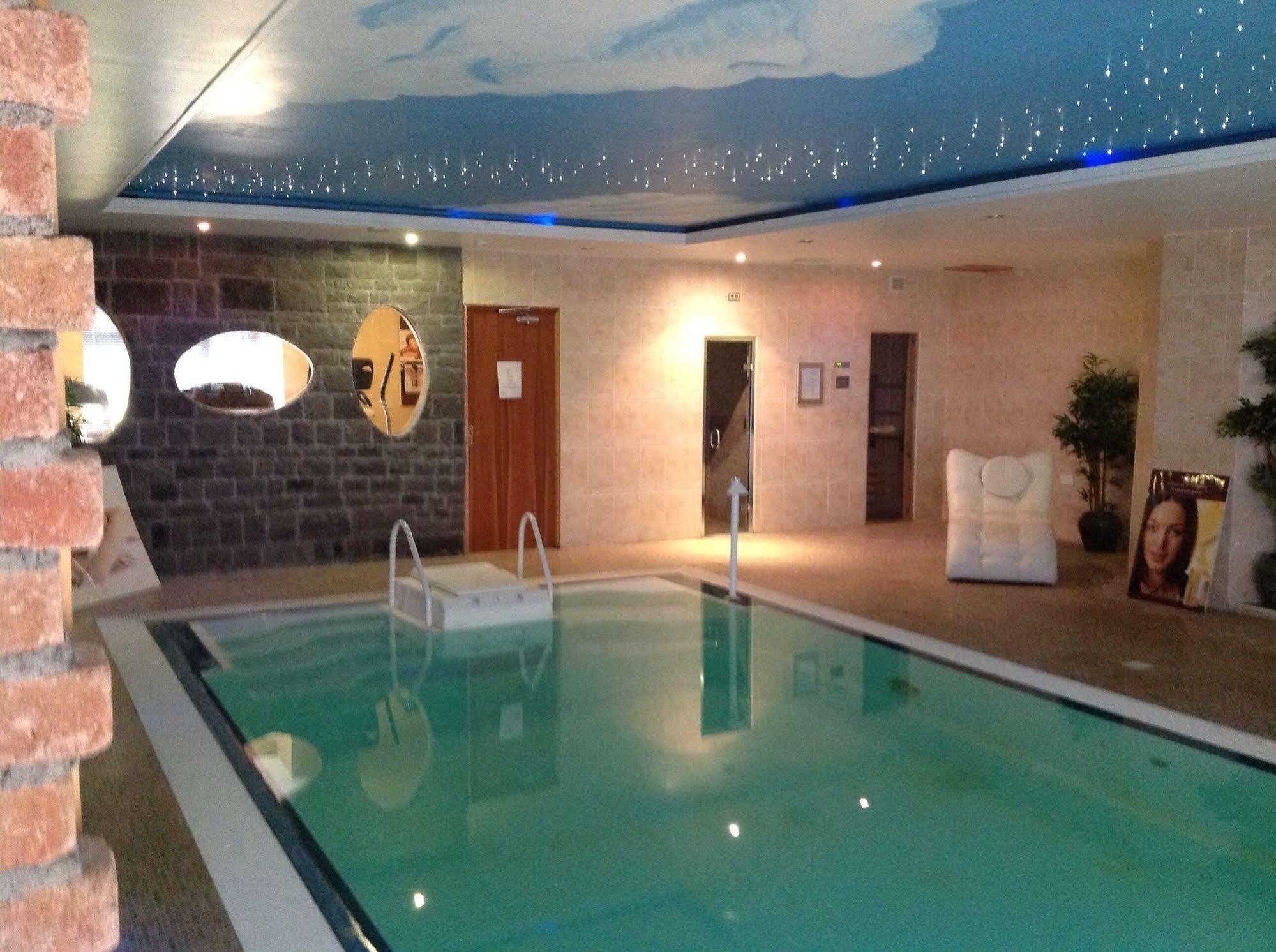 Airport View Hotel And Secret Spa Lusk المظهر الخارجي الصورة