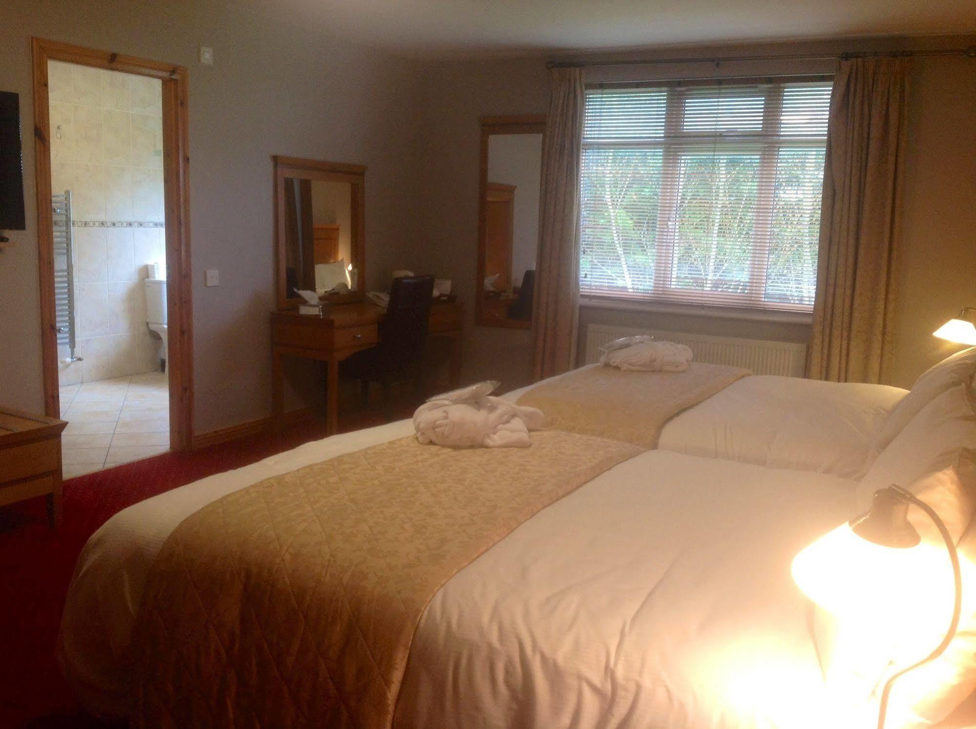 Airport View Hotel And Secret Spa Lusk المظهر الخارجي الصورة