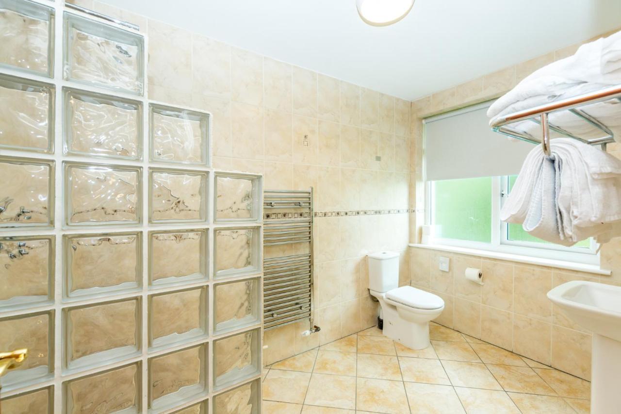 Airport View Hotel And Secret Spa Lusk المظهر الخارجي الصورة