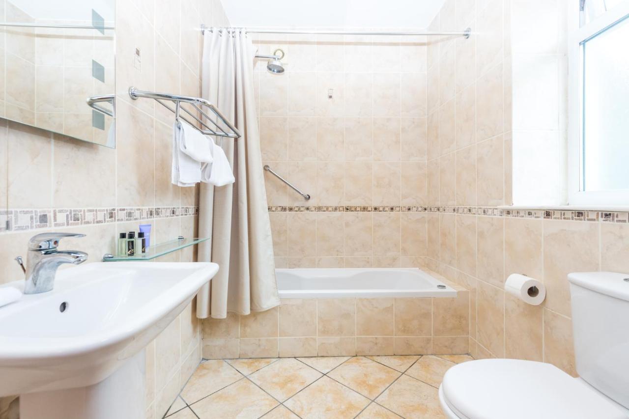 Airport View Hotel And Secret Spa Lusk المظهر الخارجي الصورة